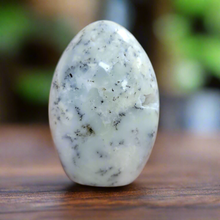 Discover the unique beauty of Dendritic Agate, known for its stunning natural inclusions. This piece weighs approximately .470 kg and is a true natural wonder. A must-have for any gemstone collector, it's the perfect addition to any jewelry collection.