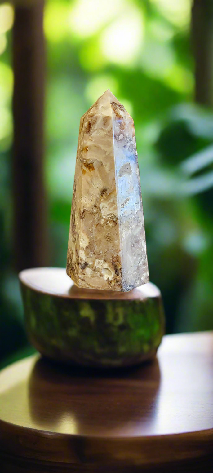 Introducing the Brown Gate Tower – a stunning Agate Tower standing at 4 inches tall. Made with quality craftsmanship and stunning design, this tower is perfect for any home or office. Elevate your space with the timeless beauty of agate.