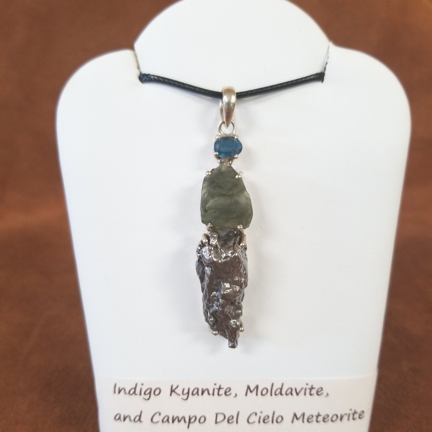 Experience the healing power of our Beautiful Moldavite Necklace! This stunning piece is made with genuine indigo kyanite, moldavite, and Campo Del Cielo meteorite. The indigo kyanite promotes spiritual growth and the moldavite is known for its transformative abilities. This necklace is sure to bring balance and positive energy into your life.
