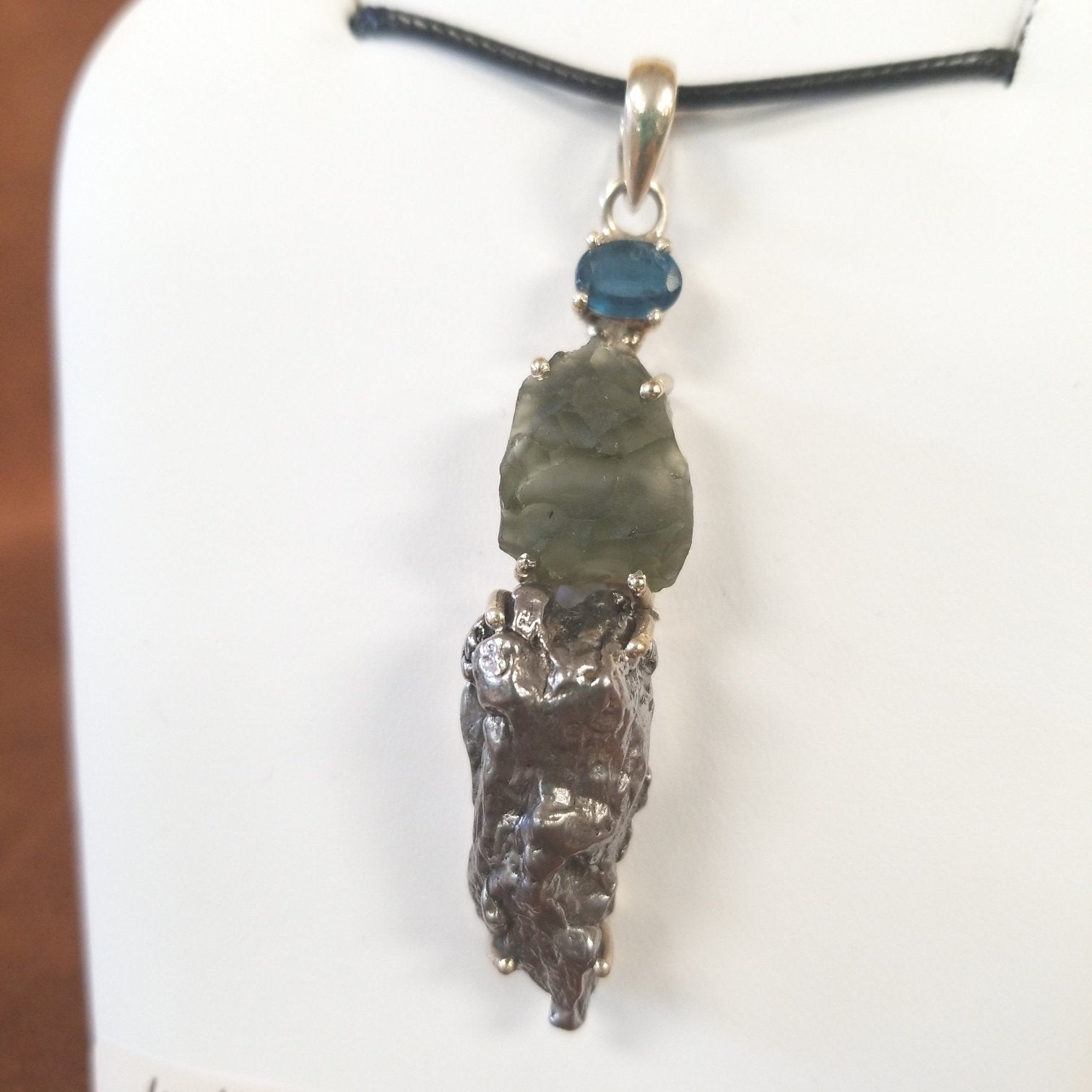Experience the healing power of our Beautiful Moldavite Necklace! This stunning piece is made with genuine indigo kyanite, moldavite, and Campo Del Cielo meteorite. The indigo kyanite promotes spiritual growth and the moldavite is known for its transformative abilities. This necklace is sure to bring balance and positive energy into your life.