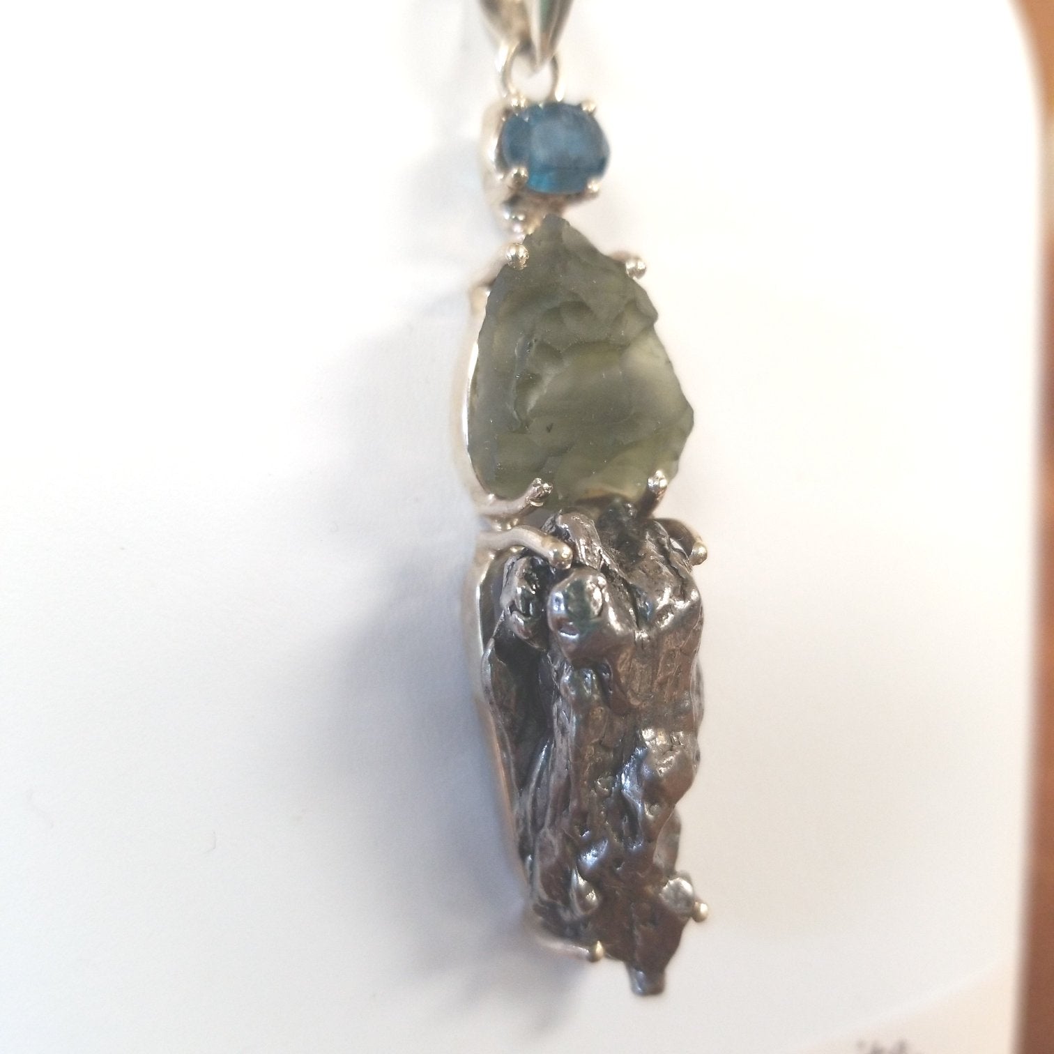 Experience the healing power of our Beautiful Moldavite Necklace! This stunning piece is made with genuine indigo kyanite, moldavite, and Campo Del Cielo meteorite. The indigo kyanite promotes spiritual growth and the moldavite is known for its transformative abilities. This necklace is sure to bring balance and positive energy into your life.