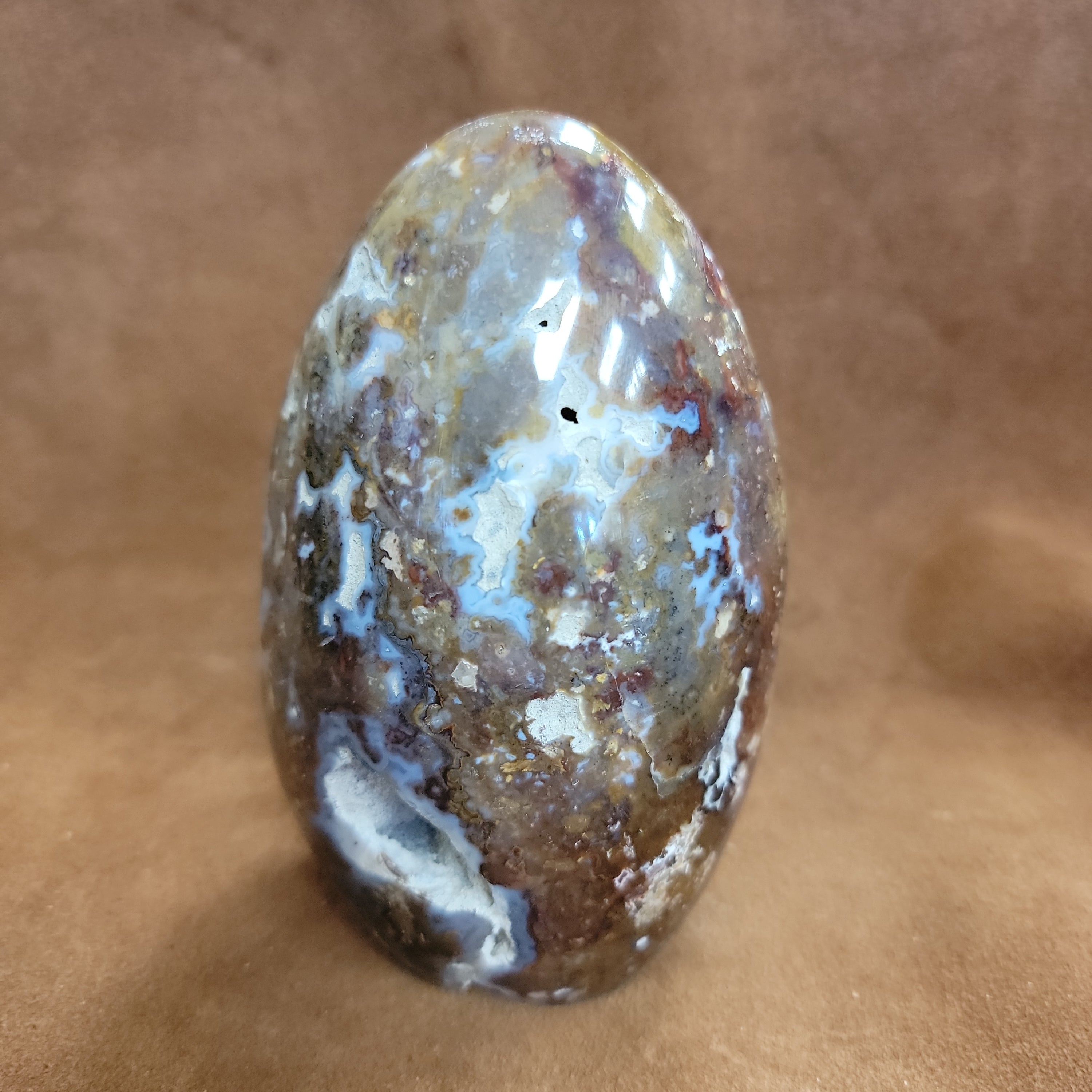 This exquisite Agate Freeform is a statement piece that will elevate any home decor. Meticulously crafted from natural agate, its unique free-form design showcases the stunning patterns and colors of this beautiful gemstone. Add a touch of natural elegance to your living space with this beautiful Agate Freeform.This agate freeform weighs approx. 1.220 kg