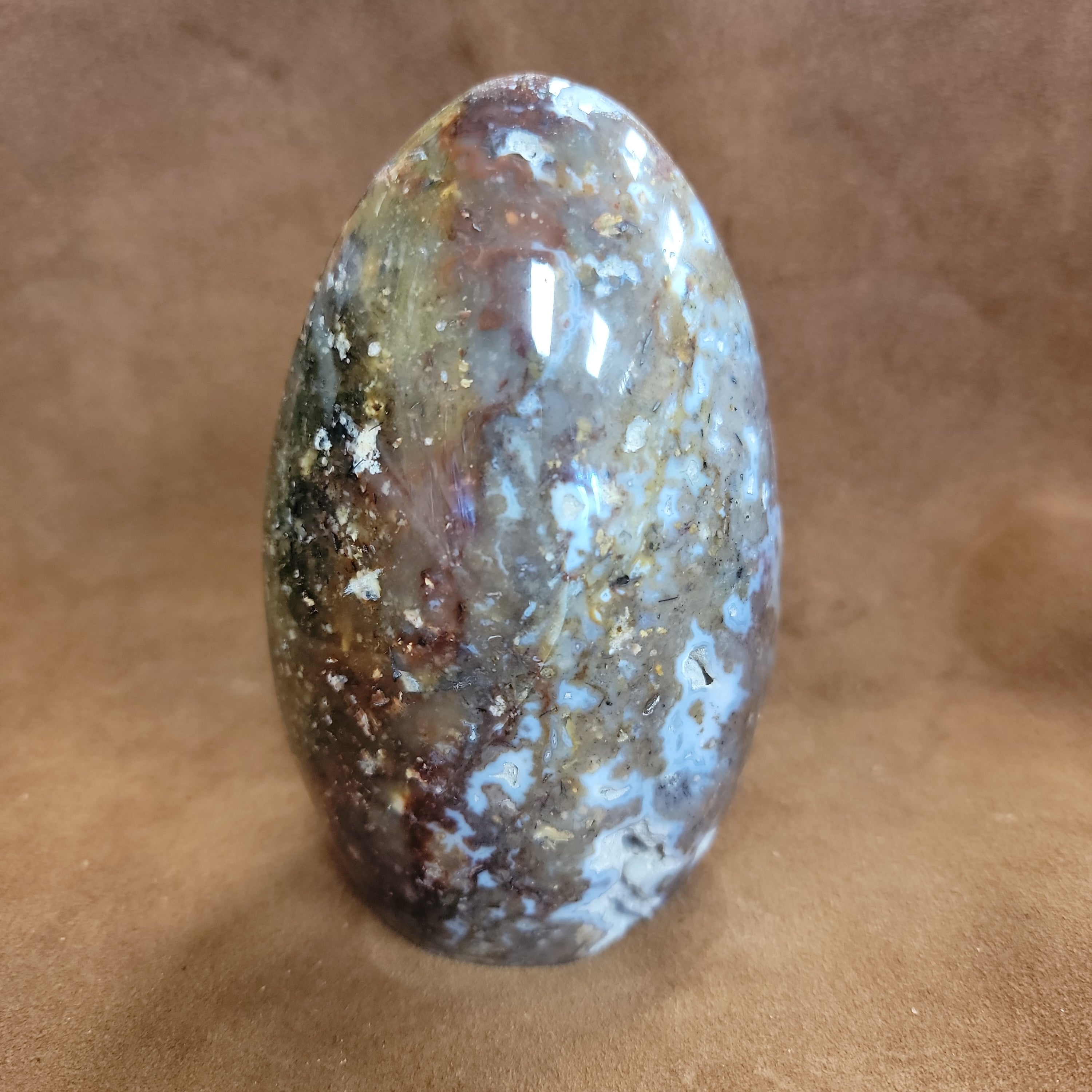 This exquisite Agate Freeform is a statement piece that will elevate any home decor. Meticulously crafted from natural agate, its unique free-form design showcases the stunning patterns and colors of this beautiful gemstone. Add a touch of natural elegance to your living space with this beautiful Agate Freeform.This agate freeform weighs approx. 1.220 kg